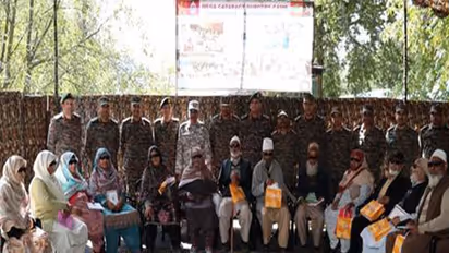 Armed Forces Medical Services with the patients (Photo/Release)