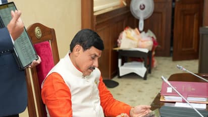 MP CM Mohan Yadav operating tablet at Cabinet meeting (Photo/X/@DrMohanYadav51)