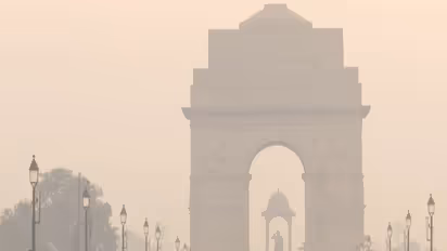 A thick layer of toxic smog at India Gate. (Photo/ANI)