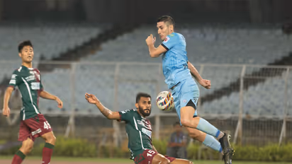 Mumbai City FC and Mohun Bagan Super Giant players in action (Photo: ISL)