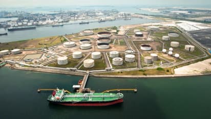 https://stocktwits.com/news-articles/markets/equity/chevron-reportedly-seeking-buyers-for-singapore-refinery-stake-amid-cost-cutting-drive/chlxXr2RRPX
