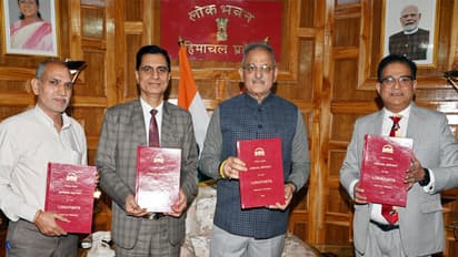 Justice (Retd.) Chander Bhushan Barowalia calls on Governor (Photo/PIB)