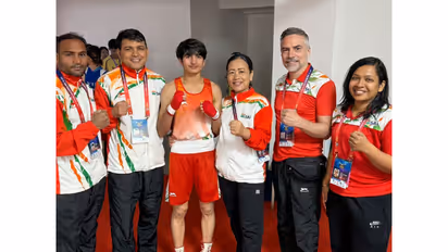 Meenakshi (centre) with the Indian coaching team (Photo: Asian Boxing)