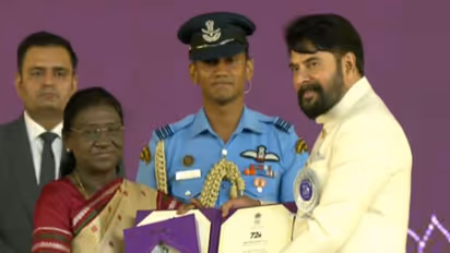 Mammootty recieves National Award (Photo/DD National)