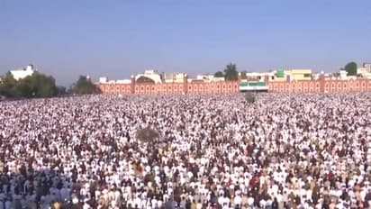 People offering Namaz at Eidgah in Bhopal (Photo/ANI)