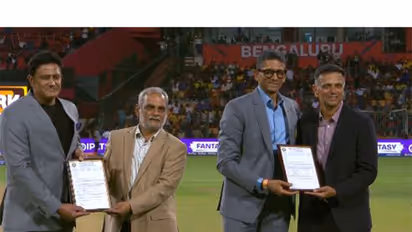 Anil and Rahul getting honoured at Bengaluru. (Photo: @IPL X)