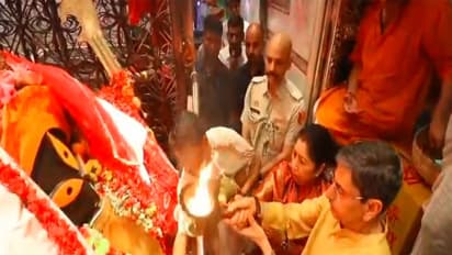 West Bengal Governor RN Ravi offers prayers at Kalighat Kali Temple (Photo/Lok Bhawan, Kolkata)
