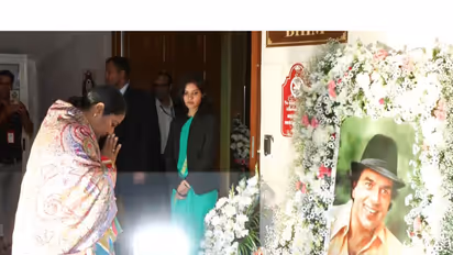 Delhi Chief Minister Rekha Gupta paying homage to Dharmendra (Image source/ANI) 