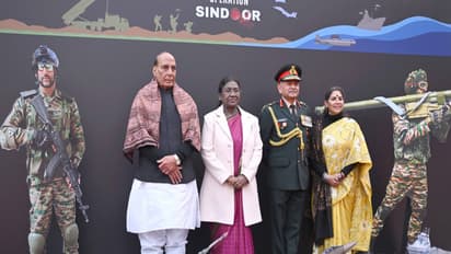 President Droupadi Murmu, Defence Minister Rajnath Singh and COAS Upendra Dwivedi (Photo/@Rashtrapatibhvn)