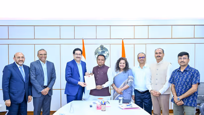 Mohan Charan Majhi with Kumar Mangalam Birla (Photo/@OdishaCMO)