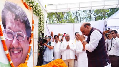 Defence Minister Rajnath Singh pays tribute to Padma Shri awardee Jaspal Rana (Photo/ANI)