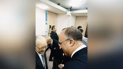 Former JCP president Tetsuzo Fuwa (left) is greeted by Cuban Ambassador to Japan Carlos Miguel Pereira. (Photo: X/@embacubajapon)