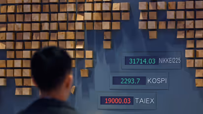 https://stocktwits.com/news-articles/markets/equity/stocktwits-passport-portfolio-spy-dia-edge-higher-in-october-beating-qqq-and-asian-stocks-amid-tech-volatility/cZUhk6SR9Ry
