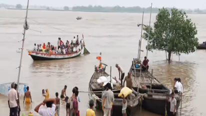 Patna (Bihar): Residents of riverine areas move to safer locations as water levels in the Ganga and other rivers rise following flash floods in Nepal (Photo/ANI)