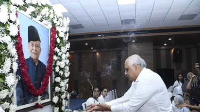 Gujarat Chief Minister Bhupendra Patel paying floral tribute to Padma awardee Late Joravarsinh Jadav (Photo/Gujarat CMO)