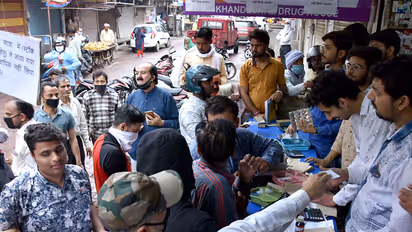 People throng a medical shop to purchase medicines (File Photo/ANI)
