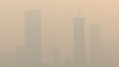 Smog covers Mumbai as air quality remains in poor category (Photo/ANI)