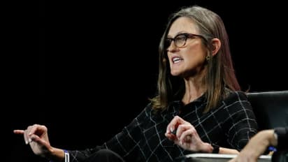 https://stocktwits.com/news-articles/markets/equity/spacex-cathie-wood-arkinvest-rocketlabs-sale/cZKITFqR75p
