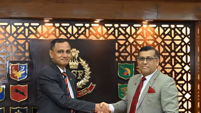 BSF Director General Praveen Kumar and the Bangladesh delegation, led by Major General Mohammad Ashrafuzzaman Siddiqui (Photo/BSF)