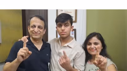 Ludhiana: NEET UG 2026 AIR 1 Aryan Gupta poses with his parents, Dr Sachin Gupta and Dr Reenu Gupta, showing the number one gesture after securing the top rank (Photo/ANI)