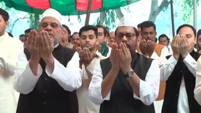BJP leader Mukhtar Abbas Naqvi offers namaz at Imamia Hall Masjid at Panchkuian Road, on Eid ul-Fitr (Photo/ANI)
