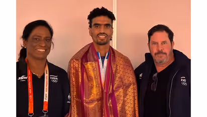 Gulveer Singh (centre) with IOA president PT Usha and Scott Simmons (Photo: SAI Media)