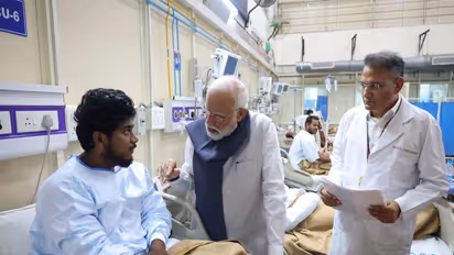 PM Modi meets with injured victims of Delhi blast at  LNJP hospital (Photo/X@narendramodi)