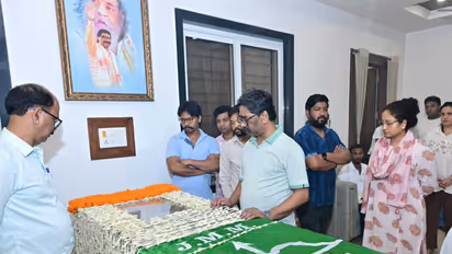 Mortal remains of Rupi Soren’s wife brought to Hemant Soren’s residence (Photo: IPRD)