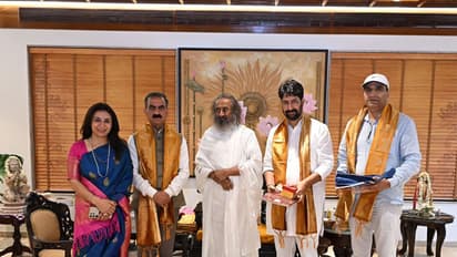 CM Sukhvinder Singh Sukhu meets Sri Sri Ravi Shankar in Bengaluru (Photo/CMO)