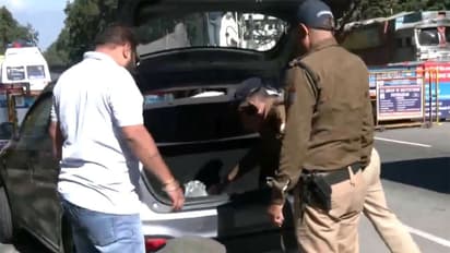 Police checking vehicles near Dehradun ISBT following Delhi blast incident (Photo/ANI)