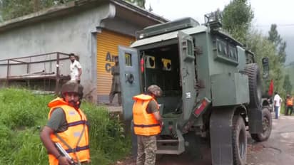 Army, Police and SDRF continue rescue operations in rain hit Jammu and Kashmir. (photo/ANI)