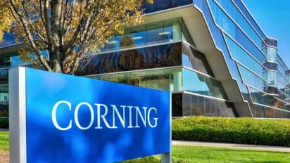 Corning Stock Climbs After Raising Q1 Sales Outlook Amid Gen-AI, Solar Growth – Retail Sentiment Surges