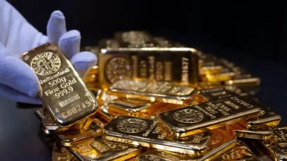 https://stocktwits.com/news-articles/markets/equity/gold-breaks-3-500-barrier-economist-warns-of-dollar-s-waning-supremacy/chQSSWaRbX5