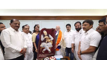 Jyoti Waghmare presented Solapur handloom dhawal to Prime Minister Narendra Modi (Photo/Office of Jyoti Waghmare)