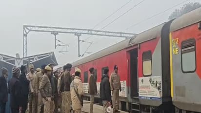 Police inspect Kashi Express after bomb threat (Photo/ANI)