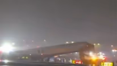 Screengrab of viral video of Air Canada Express plan at La Guardia (Photo/Viral Video)