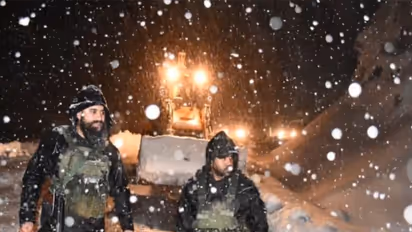 Indian Army rescues 235 civilians stranded at Sinthan Top in Kishtwar (Photo/X@Whiteknight_IA)