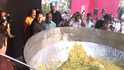 Chef Manohar preparing Nagpur's 'tarri poha' (Photo/ANI)