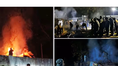 Warriors of Chinar Corps containing a blaze at a village in Kupwara, Jammu and Kashmir (Pic source/(@ChinarcorpsIA)