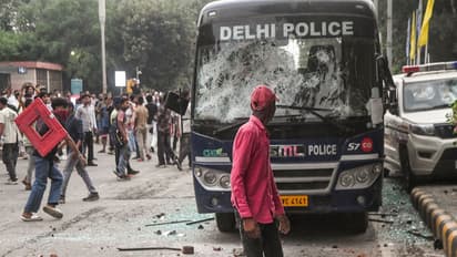 Protesters vandalise police vehicles during CJP's parliament march (Photo/ANI)
