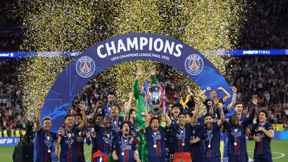 PSG team celebrating with the title. (Photo: @PSG_English)