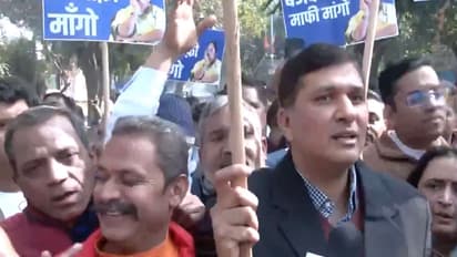 Delhi AAP President Saurabh Bharadwaj with protesters in New Delhi (Photo/ANI)