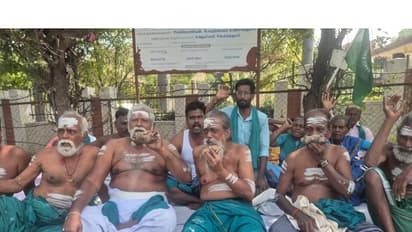 Trichy farmers eating rats in protest (Photo/ANI)