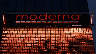 Moderna Stock Heads For Weekly Loss As Retail Caution Prevails: Wealth Advisor Tells Why She's Staying On The Sidelines