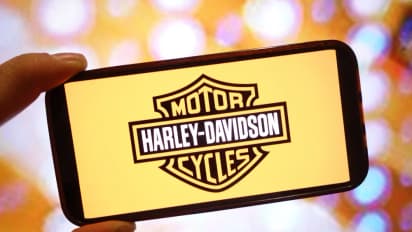 https://stocktwits.com/news-articles/markets/equity/harley-davidson-withdraws-2025-outlook-retail-interest-surges/chLUGvGRb07