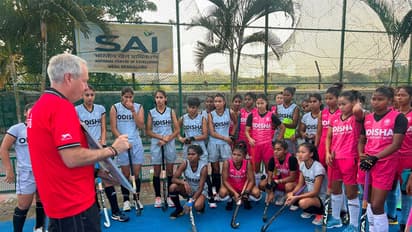 India Junior Women’s Hockey Team with new coach Tim White (Image: HI)