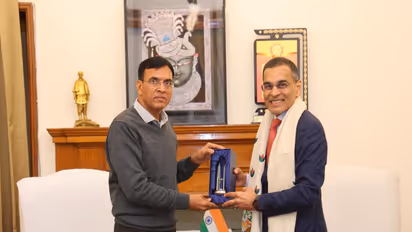 Union Minister Mansukh Mandaviya meets ISSA President (Photo: @mansukhmandviya/X)