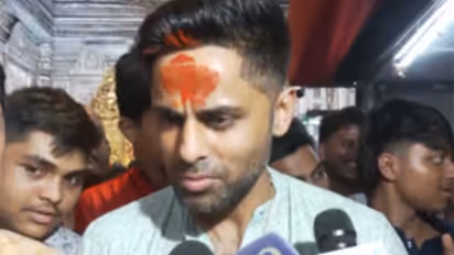 Suryakumar Yadav visits Lalbaghcha Raja in Mumbai (Photo: ANI)