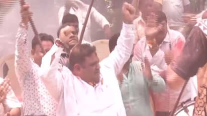 Non-Marathi auto-rickshaw drivers celebrating 1 year grace for learning Marathi (Photo/ANI)
