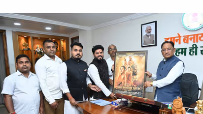'Mahakavya Shri Ramayan Katha' team with Chhattisgarh Chief Minister Vishnu Deo Sai (Image source: film team)